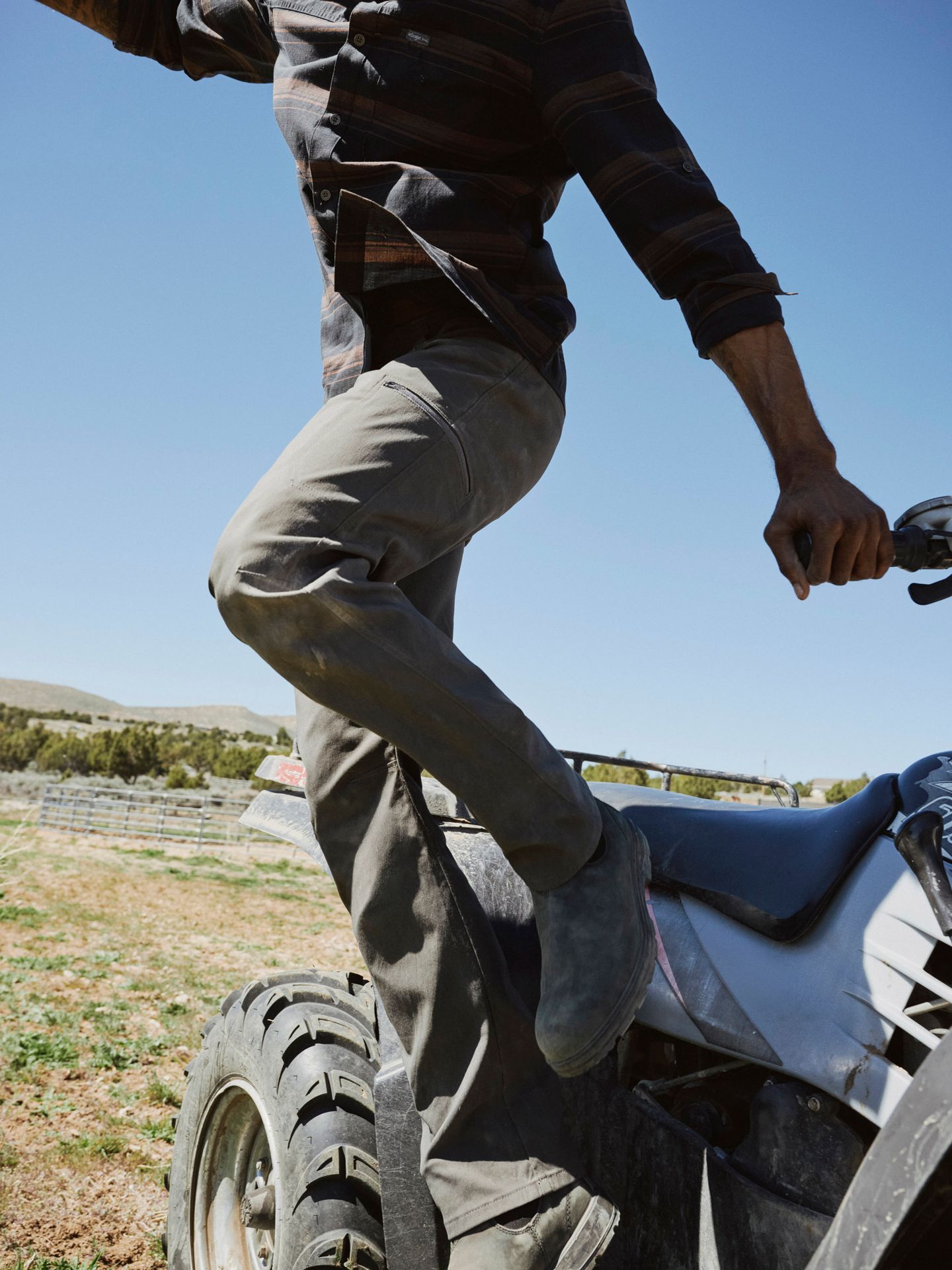 Мужские брюки Wrangler All Terrain Cargo, цвет: Асфальтовый — фото 1