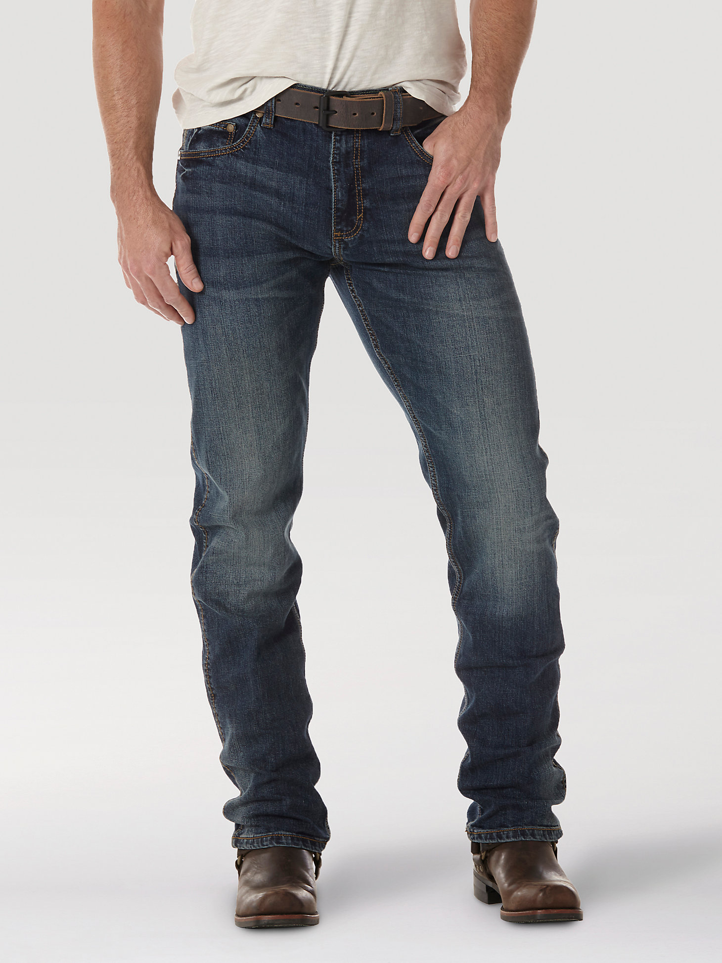 Men's Wrangler Retro® Slim Fit Straight Leg Jean in Bozeman alternative view 5
