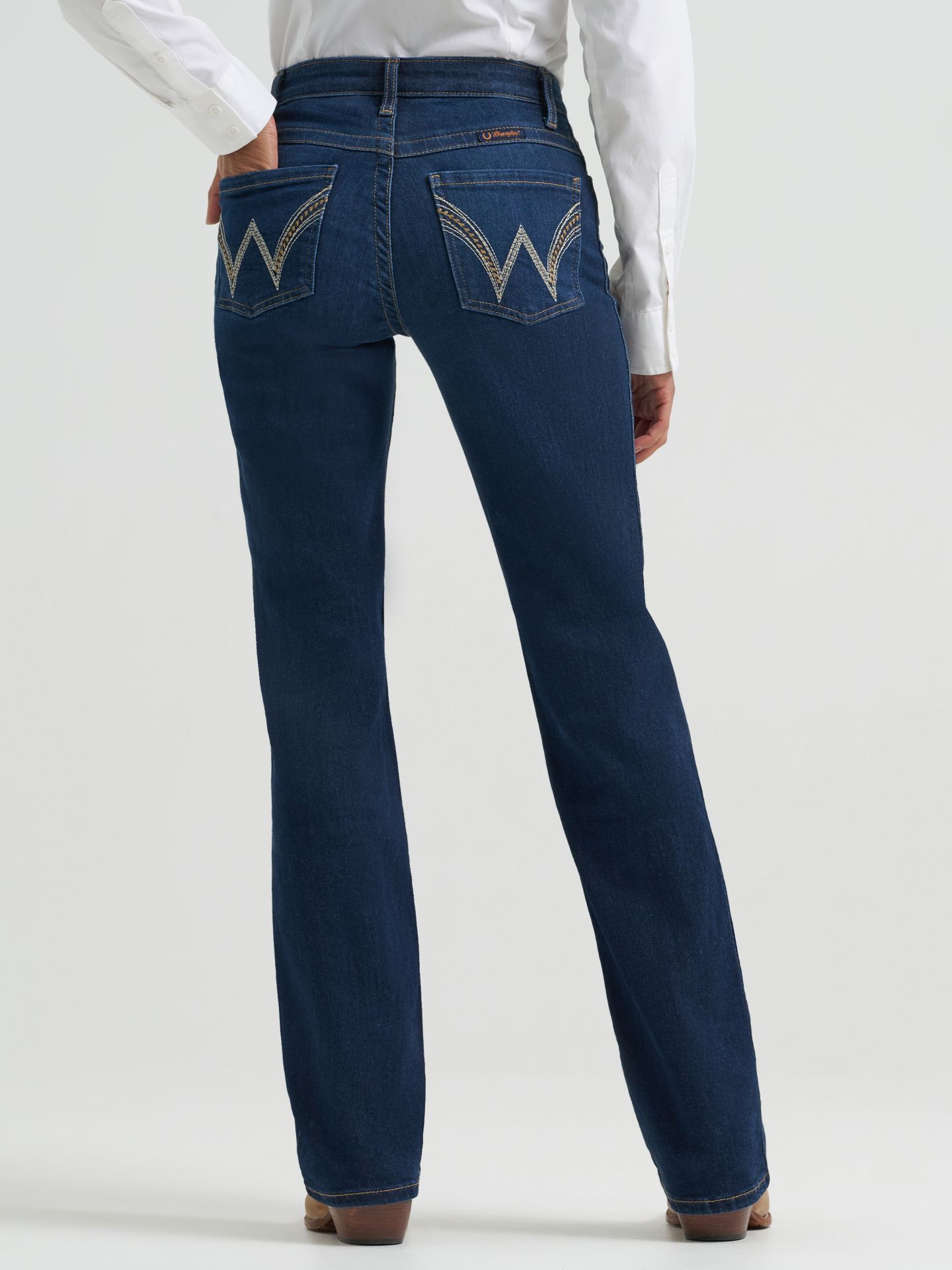 Женские джинсы Wrangler Ultimate Riding Jean Q-Baby Mid-Rise Bootcut, цвет: Avery — фото 3
