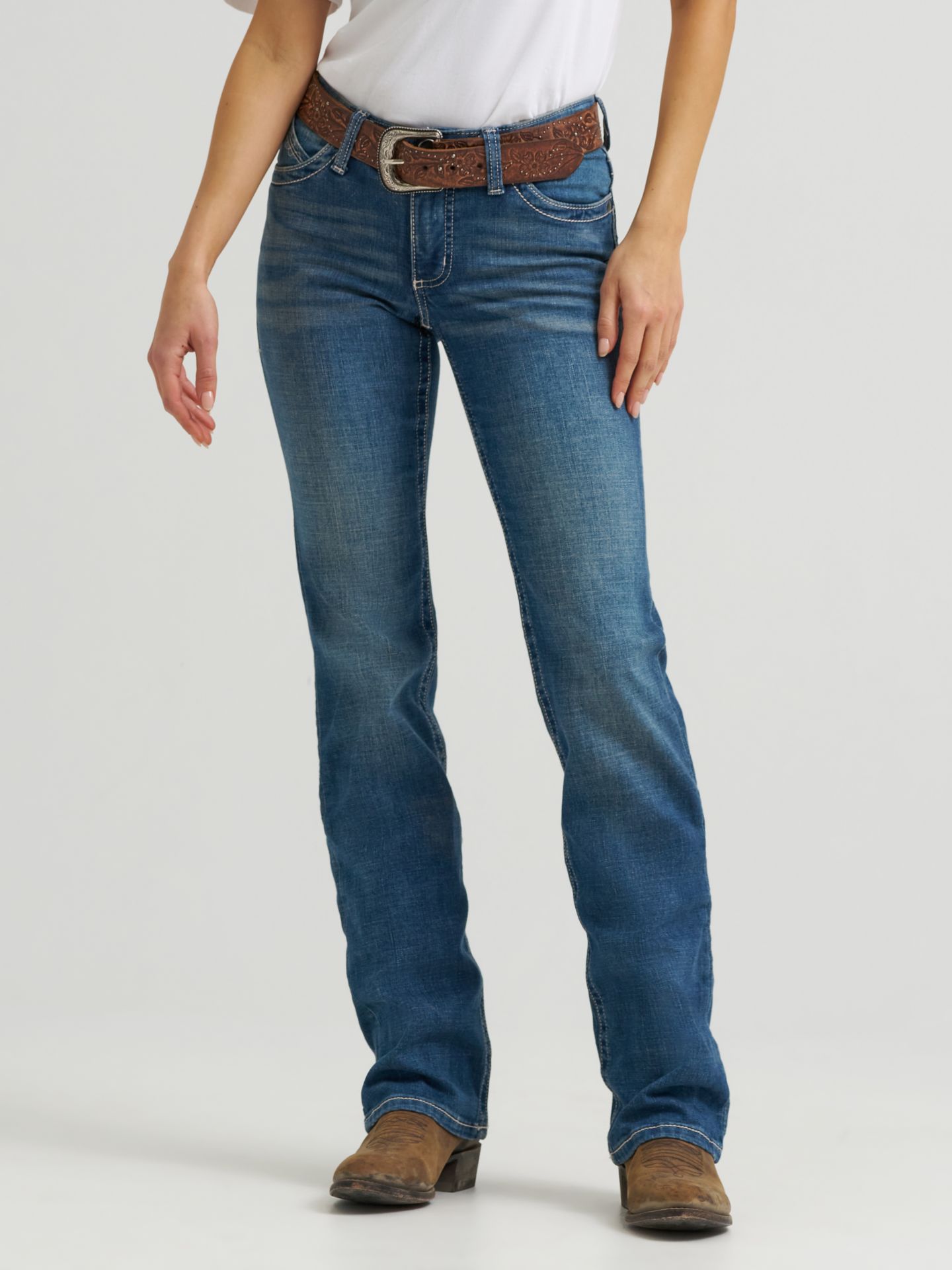 Женские джинсы Wrangler Ultimate Riding Jean Willow Mid-Rise Bootcut, цвет: Davis — фото 2