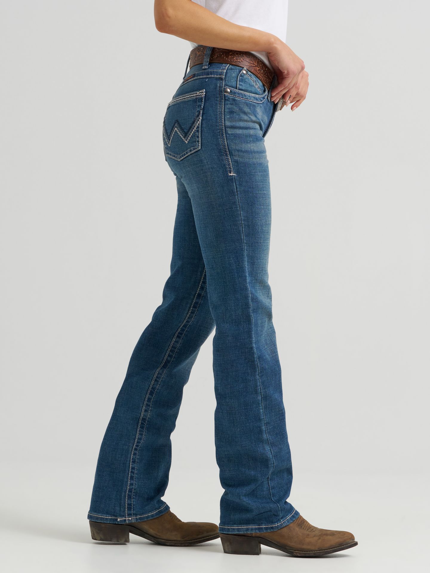 Женские джинсы Wrangler Ultimate Riding Jean Willow Mid-Rise Bootcut, цвет: Davis — фото 4